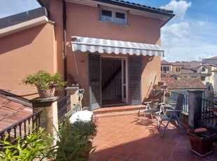 Appartamento su tre livelli con terrazzo e torretta, via Alla Bollente, centro storico, Acqui Terme