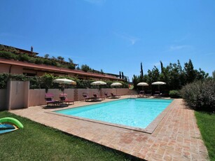 Casa a Montalto Di Castro con piscina e giardino