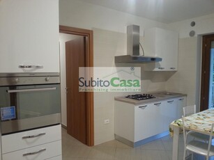 Casa Semi Indipendente in Affitto a Chieti, zona Chieti Scalo Zona Via Pescara, 250€, 95 m², arredato