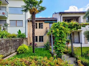 Centralissima casa bicamere con giardino Latisana