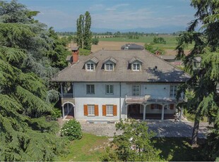 Esclusiva Villa Padronale in Vendita a Dello