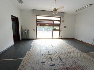 Immobile commerciale in Affitto a Modena, zona Musicisti, 900€, 100 m²