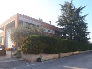 Immobile commerciale in Affitto a Teramo, 12'000€, 1093 m²