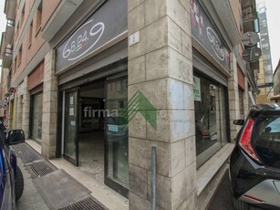 Immobile commerciale in Affitto a Teramo, zona Centro, 1'700€, 170 m²