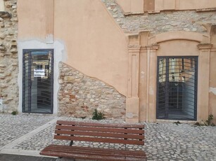 Immobile commerciale in Affitto a Teramo, zona Centro, 400€, 35 m²