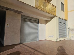 Negozio in Affitto a Brindisi, 1'000€, 80 m²