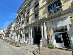 Negozio in Affitto a Salerno, 1'800€, 78 m²