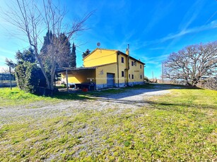 Nella campagna tra Gambassi Terme e San Gimignano, non distante da Volterra, in posizione collinare e panoramica, Azienda Agricola Faunistica Venatoria composta da Terreni e Fabbricato.