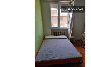 Stanza in appartamento con 4 stanze da letto a Padova