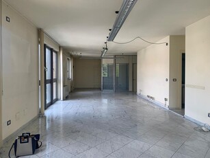 Ufficio in Affitto a Lucca, zona Circonvallazione, 2'200€, 200 m²