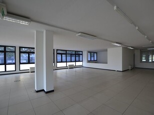 Ufficio in Affitto a Padova, zona PADOVA.EST, 3'800€, 400 m²