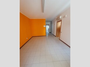 Ufficio in Affitto a Teramo, 900€, 138 m²