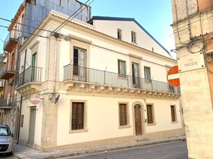 Villa in Vendita a Ragusa, 240'000€, 350 m²