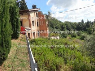 Villa libera su 4 lati, allo stato grezzo, con terreno esclusivo adiacente. Posizione collinare e panoramica.