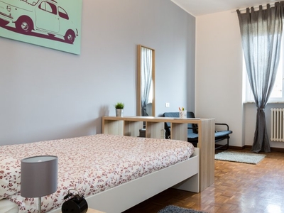 Stanza in appartamento con 4 camere da letto a Cesano Boscone