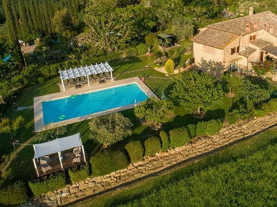 Villa in pietra con piscina ideale per gruppi a 6km da San Gimignano