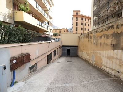 Garage / Posto auto in Via Giacinto Carini 14 in zona Libertà a Palermo
