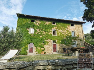 Una villa recintata con ulivi in vendita vicino a Cortona