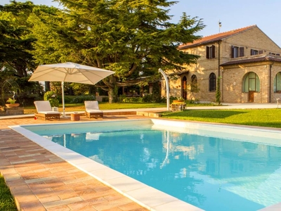 Casa a Potenza Picena con piscina e giardino