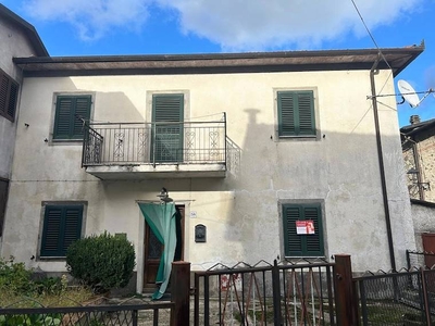 Casa Indipendente in vendita a Piazza al Serchio, San Leonardo, 58 - Piazza al Serchio, LU