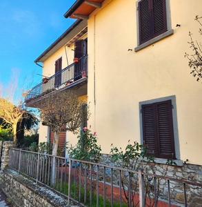 Casa indipendente ad Arezzo, 7 locali, 2 bagni, giardino privato