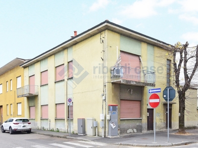 Casa indipendente in VIA PER BOVISIO, Desio, 3 locali, 1 bagno, 275 m²