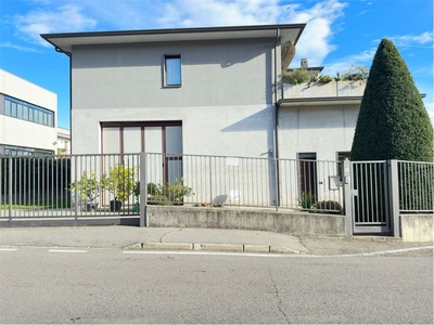 Casa indipendente in Via Ravona snc, San Fermo della Battaglia, garage