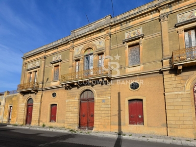 Palazzo in Via Lecce, Squinzano, 5 locali, 2 bagni, giardino privato