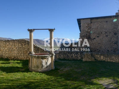 Villa in vendita a Navelli - Zona: Civitaretenga
