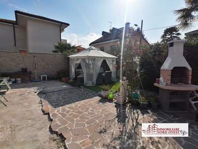 Villa in Via 4 Novembre, Marcallo con Casone, 6 locali, 2 bagni