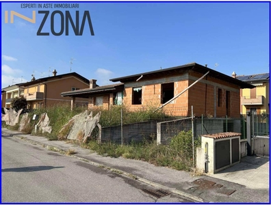 Villa in Via XX Aprile, Pontevico, 4 locali, 2 bagni, giardino privato