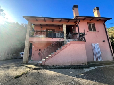 Villetta bifamiliare in Molinaccio, Spoleto, 7 locali, 4 bagni, 250 m²