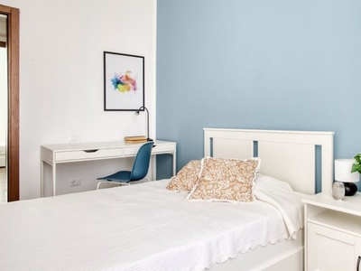 Camere in affitto in un appartamento con 3 camere da letto a Milano