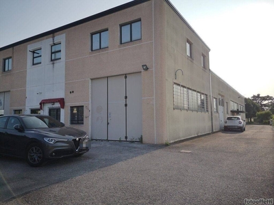 Capannone Industriale in in vendita da privato a Bastia Umbra via Giuseppe Di Vittorio, 31