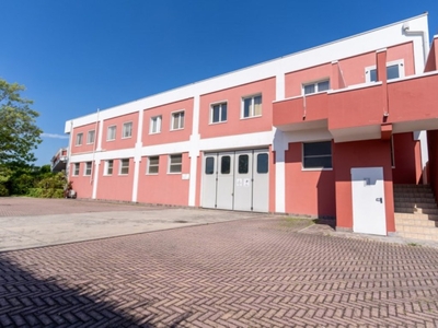 Capannone Industriale in vendita a Montegrotto Terme via Tito Speri 13