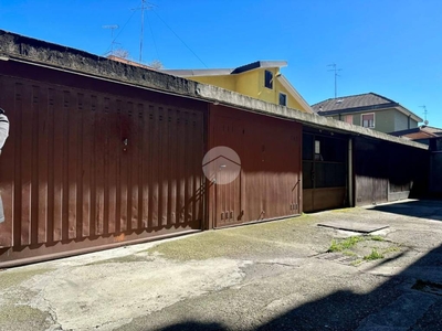 Garage in vendita a Buccinasco via Isonzo, 1