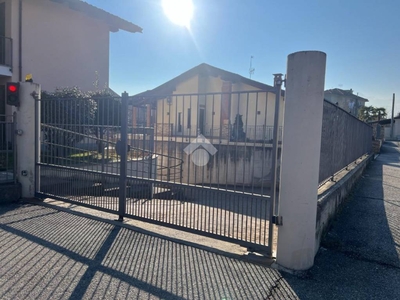 Garage in vendita a Cavour via Dante Alighieri, 38