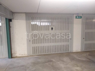Garage in vendita a Laveno-Mombello via Martiri della Libertà