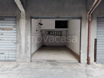 Garage in vendita a Milano via Alfonso Capecelatro