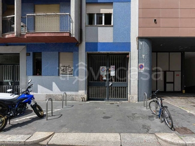 Garage in vendita a Milano via Bazzini 29