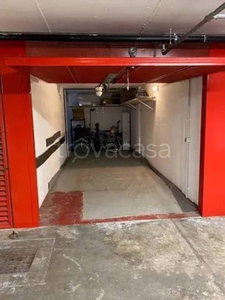 Garage in vendita a Milano via Enrico Cosenz