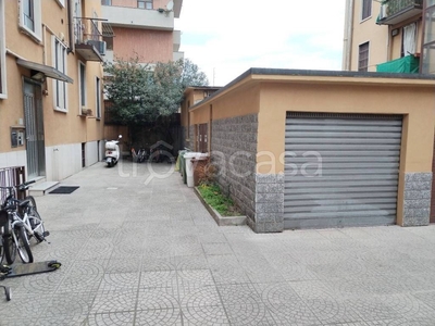 Garage in vendita a Milano via Novara, 99