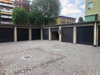 Garage in vendita a Monza via Galilei 62, 18