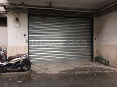 Garage in vendita a Napoli via Arenaccia