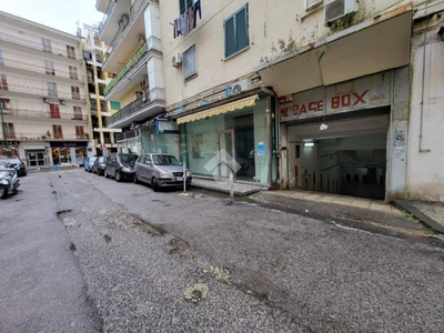 Garage in vendita a Napoli via de lorenzo, 13