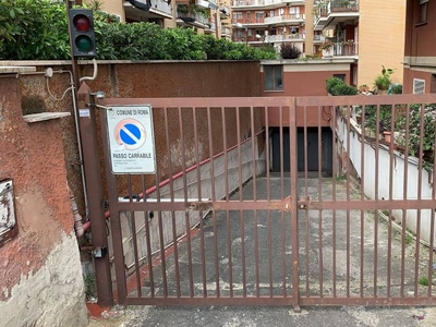 Garage in vendita a Roma via Val Maggia, 58