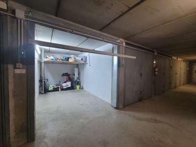 Garage in vendita a Savona via Giordano