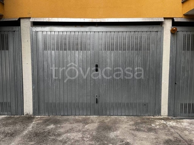 Garage in vendita ad Agrate Brianza via Silvio Pellico, 26