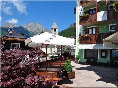 Hotel in vendita a Primiero San Martino di Castrozza via Pezgaiart, 18