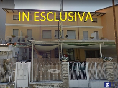 Locale Commerciale in vendita a Carrara marina di Carrara